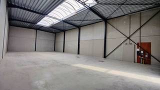 Belangrijkste troeven<br />Maximale ruimtebeleving: Vrije hoogte van 6,2 m, ideaal voor het plaatsen van een tussenverdieping (extra opslag of kantoor).<br /><br />Licht &amp; Geïsoleerd: Voorzien van een grote centrale lichtstraat met geïntegreerd RWA-systeem en volledig geïsoleerd conform de strengste EPB-normen.<br /><br />Inclusief parkeren: 2 private parkeerplaatsen voor de deur.<br /><br />Zware nutsvoorzieningen: Uitgerust met 400V (krachtstroom), internet en regenwater. Afzonderlijke tellers voor water en elektriciteit.<br /><br />Toegang: Hoge automatische sectionaalpoort (4 m x 4,5 m).<br /><br />Robuuste constructie in gewapend beton met een onderhoudsvriendelijke, gepolierde betonvloer.<br /><br />Uiterst geschikt voor opslag, nijverheid, lichte productie of ambachtelijke activiteiten.<br /><br />Beschikbaarheid: Vanaf 01/11/2026<br /><br />Syndic: € 40 / maand (forfait)<br /><br />Voorwaarden: Prijzen excl. btw | Onroerende voorheffing ten laste van de huurder (o.b.v. aanslagbiljet) | Huurwaarborg van 3 maanden op een geblokkeerde rekening.<br /><br />Interesse in dit bedrijfsvastgoed?<br />Neem vandaag nog contact met ons op voor meer informatie of een bezoek ter plaatse!