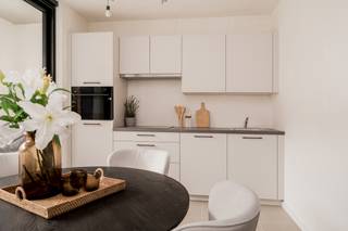 <p>Lichtrijk appartement op de eerste verdieping in het moderne project Meerlenhof te Hoboken. Het appartement combineert hedendaagse architectuur met een doordachte indeling en een rustige, groene ligging nabij het centrum en het openbaar vervoer.<br /><br />De inkomhal geeft toegang tot een ruime leefruimte met grote raampartijen en een open keuken met eetgedeelte. De woning beschikt over twee slaapkamers, een moderne badkamer met inloopdouche, een apart toilet en een praktische berging/wasruimte. Het zuidgerichte terras sluit mooi aan bij de leefruimte en biedt een aangename buitenplek.<br /><br />Extra’s:<br />- Zuidgericht terras met mooi uitzicht<br />- Privatieve kelderberging<br />- Gemeenschappelijke fietsenberging<br />- Energiezuinig ontwerp met kwaliteitsvolle afwerking<br />- Individuele nutsvoorzieningen (gas, elektriciteit, water)<br />- Rustige ligging met vlotte bereikbaarheid<br />- Nabij winkels, scholen en openbaar vervoer<br /><br />Inclusief kelderberging, aan te kopen voor €5.000.<br />Verkoop onder BTW-regeling. <br /><br />Lichtrijk appartement op de tweede verdieping in het moderne project Meerlenhof te Hoboken. Het appartement combineert hedendaagse architectuur met een doordachte indeling en een rustige, groene ligging nabij het centrum en het openbaar vervoer.</p>
<p><span> </span></p>