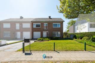 <u>Een ideale thuis voor gezinnen met <strong>de wens om rustig te wonen</strong>, de <strong>noodzaak tot vlotte verbinding </strong>algemeen en dan liefst in de <strong>nabijheid van een treinstation</strong>. </u><br />Deze rustig gelegen halfopen gezinswoning combineert een uitstekende ligging met verrassend veel ruimte, hedendaags wooncomfort en een diepe zongerichte tuin.<br /> <br /><strong>Topligging in een levendig en charmant dorp</strong><br />De woning bevindt zich op wandelafstand van het <u>gezellige dorpscentrum van Hansbeke</u>, gekenmerkt door zijn authentieke sfeer en herkenbare kerktoren.<br />Dankzij <u>de vlotte verbinding naar belangrijke verbindingswegen</u>, E40 (op slechts 3 minuten), geniet u hier van een uitstekende bereikbaarheid.<br />Ook het <u>treinstation van Hansbeke ligt op amper 300 meter afstand</u>. Recente investeringen zoals de nieuwe stationstunnel, de fietssnelweg Gent–Brugge en het vernieuwde cultuurhuis zorgen ervoor dat Hansbeke vandaag meer dan ooit een dorp in beweging is.<br /> <br /><strong>Investeringen met aandacht voor energiezuinigheid en wooncomfort</strong><br />Waar veel nieuwbouwwoningen vaak beperkt(er) zijn in oppervlakte, verbergt deze woning meer ruimte dan men op het eerste zicht zou vermoeden.<br /> <br />Doorheen de jaren werd bovendien geïnvesteerd in zowel energiebesparende maatregelen als hedendaags wooncomfort:
<ul>
<li><span>Nieuwe keuken geplaatst in 2024, volledig uitgerust met toestellen</span></li>
<li><span>Professioneel geïsoleerd dak</span></li>
<li><span>14 zonnepanelen</span></li>
<li><span>Elektrische installatie volledig conform gekeurd (attest geldig tot 2049)</span></li>
<li><span>HR cv-verwarmingsketel op aardgas, in juni nog voorzien van onderhoud. </span></li>
</ul>
<u>Dit vertaalt zich in een zeer gunstige <strong>EPC-score: 198 kWh/m²/jaar</strong> of Label B.</u><br /> <br /><br /><strong>Ruimte en licht als rode draad</strong><br />Via de ruime voortuin bereikt u de inkomhal met praktische berging onder de trap.<br />De lichtrijke woonkamer loopt naadloos over in de eetruimte over de volledige diepte van de woning.<br />Vanuit elke hoek geniet u van zicht op de privatieve voor-, zij- en achtertuin.<br />Achteraan keuken geplaatst in 2024 voorzien van toestellen, opnieuw zicht op de tuin.<br />Verder op de gelijkvloers: inkom achteraan, apart toilet, technische ruimte/garage/berging met aansluiting voor wasmachine en droogkast.<br /><br /><strong>Eerste verdieping</strong><br />De ruime nachthal verbindt vier volwaardige slaapkamers met centraal praktisch ingerichte badkamer.<br />Dergelijke royale ruimtes zijn vandaag eerder uitzonderlijk en vormen een belangrijke troef voor gezinnen die op zoek zijn naar comfort en praktische leefruimte.<br /> <br /><strong>Tweede verdieping</strong><br />Via een zolderluik bereikt u de ruime bergzolder, recent professioneel geïsoleerd.<br />Een bijzonder praktische extra ruimte die perfect inzetbaar is als stockage of uitbreidingsmogelijkheid woonruimte.<br /> <br /><strong>Zongerichte tuin met ideale verhoudingen</strong><br />De voor-, zij- en achtertuin bieden een perfecte combinatie van ruimte, privacy en oriëntatie.<br />Hier geniet u in alle rust van gezellige momenten met familie en vrienden, terwijl alle voorzieningen zich in de directe omgeving bevinden.<br />Groene of minder groene vingers ieder type tuinliefhebber zal hier voldoening vinden;<br />Strakke onderhoudsarme grasmat, uitbouwen van een moestuin of speelparadijs voor kinderen.<br />Hier moet men geen keuze maken maar combineer je deze optimaal.<br /><br /><strong>Ruime parkeergelegenheid</strong><br />Hier geniet je een zeer uitgebreide parkeergelegenheid , zowel in de straat als op privé terrein + mogelijkheid tot voorzien van laadpaal(en).<br />Opnieuw geheel volgens de noden en wensen van de toekomstige eigenaars eenvoudig uit te breiden. <br /><br /><strong>Richtprijs</strong><br /><u>De vooropgestelde richtprijs voor dit totaalplaatje bedraagt € 445.000.</u><br />Neem vandaag nog contact, <u>Regio Vastgoed bezorgt een </u><u>volledige verkoopdossier</u><u> </u>en bezoekmogelijkheden. <br /><br /><em>De vooropgestelde richtprijs geldt als uitnodiging naar kandidaat-kopers om een concreet bod uit te brengen, deze verbindt de verkoper niet automatisch tot de verkoop.</em><br /><em>Iedere bieding wordt overgemaakt aan de verkopers waar </em><em>In geval meerdere biedingen overgemaakt worden, de verkoper het recht behoudt de bieding tegen de meest gunstige voorwaarden aanvaarden. </em><em>Hetzij de kandidaat-kopers de mogelijkheid te bieden hun bod te herzien. </em><br /><br />