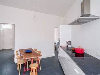 <strong>Lichtrijke en instapklare woning met 3 slaapkamers en stadskoer nabij Gent-Centrum</strong><br /><br /><em>Voor meer informatie, mail naar info@carloeggermont.be</em><br /><br />Deze <strong>instapklare woning</strong> ligt op een <strong>uitstekende locatie</strong> nabij het Rabot en AZ Sint-Lucas, op slechts <strong>vijf minuten fietsen van de Gentse binnenstad</strong>. Winkels, scholen en openbaar vervoer bevinden zich op wandelafstand.<br /><br />Met een <strong>EPC C-label</strong> en <strong>conforme elektrische keuring</strong> bevindt de woning zich in een <strong>uitstekende staat</strong>. Ze werd <strong>gerenoveerd</strong> en <strong>combineert een frisse uitstraling met hedendaags comfort.</strong><br /><br />Achter de brede gevel van 6,7 meter schuilt een<strong> ruime woning </strong>met <strong>hoge plafonds</strong> en een <strong>praktische indeling.</strong> Op het gelijkvloers vindt u een<strong> lichtrijke eetruimte en keuken</strong> met toegang tot de <strong>stadskoer</strong>, aangevuld met een <strong>ruime kelder</strong>. De eerste verdieping omvat een <strong>eerste slaapkamer</strong> en een ruime <strong>badkamer met ligbad en douche</strong>. Op de bovenverdieping is een <strong>tweede volwaardige slaapkamer </strong>en bijkomende plaats voor <strong>bureau of dressing</strong>. Onder de nok bevindt zich een <strong>3de slaapkamer.</strong><br /><br /><strong>Een mooie kans voor wie comfortabel en betaalbaar in de stad wil wonen, met alle voorzieningen binnen handbereik.</strong>