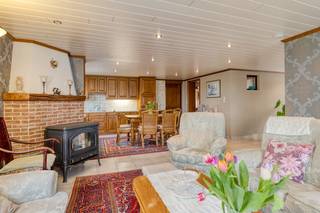 Deze charmante woning is gelegen aan de Oude Arendonksebaan 113 in <span><span>Retie</span></span> en geniet van een prachtig vrij uitzicht over de achterliggende velden. Dankzij de gunstige ligging vlakbij de <span><span>E34</span></span> is er bovendien een vlotte verbinding richting Antwerpen en Eindhoven.<br /><br />De woning bevindt zich op een ruim perceel van 1.800 m² en biedt tal van mogelijkheden. Via de inkomhal betreedt u de woning, die toegang geeft tot de woonkamer met open keuken. De grote raampartijen die een prachtig zicht bieden op de tuin zorgen voor een aangename lichtinval.<br />Aansluitend is er een ruime wasplaats.<br /><br />De badkamer is uitgerust met een toilet, douche en een badkamermeubel met ingebouwde lavabo. Verder beschikt de woning over twee slaapkamers en een bijzonder ruime extra kamer die vroeger dienst deed als woonkamer. Deze ruimte kan perfect ingericht worden als zeer ruime slaapkamer, polyvalente hobbyruimte of bureau, en biedt zelfs de mogelijkheid om op te splitsen in twee bijkomende slaapkamers.<br /><br />Op het perceel bevindt zich een grote dubbele garage met twee afzonderlijke poorten, ideaal voor wagens, opslag of wie extra werkruimte wenst. De tuin is mooi aangelegd en biedt de nodige privacy en ruimte om te genieten van het landelijke zicht.<br /><br />Specificaties:<br />- EPC: 1049 kWh/(m²jaar) /F-label<br />- Schrijnwerk: Deels vernieuwd in PVC deels hout<br />- Geen C.V., verwarming op mazoutkachels<br />- Dubbele garage<br />- Ruim perceel: 1800m²