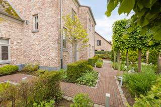 <p>[[ DIT PAND NEEMT DEEL AAN DE ERA OPEN HUIZEN DAG OP 13/6 VAN 13:00 TOT 14:00 ]]</p>

<p><strong>Beringen: instapklare open bebouwing met hoogwaardige afwerking in rustige omgeving</strong></p>

<p>Deze prachtige open bebouwing is rustig gelegen in Beringen, in een groene en aangename woonomgeving waar privacy en rust centraal staan. Tegelijk geniet de woning van een vlotte bereikbaarheid naar winkels, scholen, openbaar vervoer en belangrijke invalswegen, waardoor u comfortabel woont met alle voorzieningen binnen handbereik. Ideaal voor gezinnen of wie op zoek is naar kwalitatief wonen in alle rust.</p>

<p>De woning werd gebouwd in 2006 en combineert ruimte, comfort en kwaliteit op een uitstekende manier. Dankzij de hoogwaardige materialen en verzorgde afwerking is deze eigendom volledig instapklaar. Met haar lichtrijke leefruimtes, praktische indeling en energiezuinig EPC-label B biedt deze woning alles wat u nodig heeft voor hedendaags wooncomfort.</p>

<p> </p>

<p><strong>INDELING:</strong></p>

<p>Gelijkvloers: inkomhal, ruime en lichtrijke woonkamer, aansluitende eetkamer, moderne keuken, bureel, wasplaats, apart toilet en garage met voldoende opbergruimte</p>

<p>Eerste verdieping: nachthal, drie volwaardige slaapkamers, dressing en badkamer met kwalitatieve afwerking</p>

<p>Kelder: praktische kelderruimte, ideaal als extra opslagruimte</p>

<p> </p>

<p><strong>TROEVEN:</strong></p>

<ul><li>Rustige ligging in groene omgeving</li><li>Hoogwaardige materialen en kwalitatieve afwerking</li><li>Energiezuinig met EPC-label B</li><li>Praktische indeling met bureel, garage en kelder</li></ul>

<p>Bent u op zoek naar een kwalitatieve en energiezuinige woning waar comfort en rust samenkomen? Ontdek deze prachtige eigendom in Beringen en plan vandaag nog uw bezoek!</p>

<p><strong>JOUW DROOMWONING. ZO GEVONDEN!</strong></p>