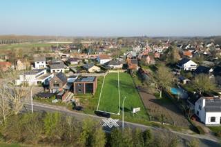 Deze bouwgrond van 698 m², die aan de voorkant uitkijkt over het natuurgebied de Oude Kale, is geschikt voor het bouwen van een halfopen bebouwing...