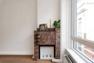 Locatie:<br />Gelegen in een zijstraat van de Huidevettersstraat vinden wij dit ruim en lichtrijk appartement op de 2de verdieping van een zeer verzorgd gebouw en voorzien van authentieke elementen.<br />Beschikbaar vanaf 15 mei.<br /><br />Indeling: <br />Inkomhal met ingemaakte vestiairekast, leef en eetruimte met een origineel (sier) schouw uit de jaren 40. Keuken voorzien van een vaatwasser, koelkast en vriezer, nieuwe elektrisch kookvuur, oven en dampkap. Verder bevindt zich hier ook de aansluiting voor de wasmachine. Klein balkonnetje aan de achterkant. De badkamer is voorzien van een bad met douchescherm en douchefunctie en een lavabo. Apart Toilet.<br />2 slaapkamers van 8m² en 14m² waarvan de kleine slaapkamer aan de voorzijde van het appartement ligt en de grote slaapkamer aan de achterzijde. <br /><br />Bijzonderheden:<br />Kelderberging. <br />Maandelijkse kosten van € 70,00 voor het onderhoud van de gemeenschappelijke delen en provisie voor het privé waterverbruik – gas en elektriciteit met eigen meters. <br />Gunstig EPC van 138 kWh.