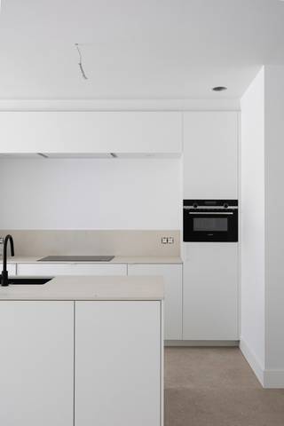 Voor verdere info of een vrijblijvende waardebepaling van uw eigendom: michael@homixx.be of 016 199 344.
Exclusief en zorgeloos wonen op een absolute toplocatie in Keerbergen! Met trots stellen wij u dit hoogwaardig afgewerkte, ruime gelijkvloers appartement voor, gelegen in een recent gebouwde residentie in de Sint-Michielsstraat. Dit unieke pand combineert hedendaagse luxe, een doordachte indeling en optimaal wooncomfort op wandelafstand van alle voorzieningen.
Bij het betreden van het appartement valt meteen het indrukwekkende gevoel van licht en ruimte op. De royale leefruimte is voorzien van een stijlvolle open keuken, wat zorgt voor een uitnodigende en gezellige sfeer om samen te komen. De woning beschikt over 2 volwaardige en rustig gelegen slaapkamer, een smaakvol afgewerkte badkamer.
Een van de absolute troeven van deze fantastische eigendom is het ruime terras op het gelijkvloers, waar u in alle rust en privacy kunt genieten van het buitenleven.
Ook op praktisch vlak is aan alles gedacht om u als bewoner volledig te ontzorgen: in de ondergrondse garage beschikt u over een privé autostaanplaats, evenals een handige kelderberging en een gemeenschappelijke fietsenberging. Dankzij het uitstekende EPC-label A woont u bovendien bijzonder energiezuinig, met de mogelijkheid om desgewenst nog zonnepanelen bij te installeren.
DE VRAAGPRIJS IS INCLUSIEF ONDERGRONDSE STAANPLAATS EN BERGING (excl. BTW en kosten)
Kortom, een magnifiek gelijkvloers appartement met high-end afwerking waar comfort, klasse en duurzaamheid naadloos samenkomen.
Maak snel uw afspraak!