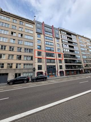 TE HUUR – GENT. Dit uitzonderlijke appartement van 188 m² op de derde verdieping combineert ruimte, licht en comfort op een unieke locatie aan...