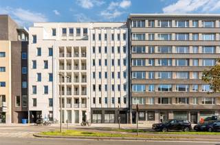<p><span>Moderne studentenkamer op toplocatie in Antwerpen!</span></p><p><span>Deze studentenkamer is gelegen op de 4de verdieping van een recent gebouw op de vernieuwde leien in Antwerpen. Op wandelafstand vindt u onder meer de AP Hogeschool, de stadscampus van de Universiteit Antwerpen, het MAS en verschillende winkels en haltes van het openbaar vervoer. </span></p><p><span> </span></p><p><span>De kamer is bemeubeld met een bed, kast, bureau, TV en beschikt over een eigen badkamer met inloopdouche, toilet en lavabo. </span></p><p><span> </span></p><p><span>Er zijn 3 gemeenschappelijke keukens in het gebouw en een ruime fietsenstalling. </span></p><p><span> </span></p><p><span>De kamer is verhuurd tem 31 augustus 2026. </span></p><p><span> </span></p>