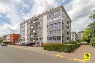 <p><span>1-slaapkamerappartement met terras en gunstig EPC in de Groenenhoek</span></p><p><span> </span></p><p><span>Op de vierde verdieping van een verzorgd gebouw bevindt zich dit lichtrijke 1-slaapkamerappartement van ca. 60 m² met terras, gelegen in de Valkenputstraat 58 in Borgerhout. </span></p><p><span> </span></p><p><span>Locatie</span></p><p><span> </span></p><p><span>Dit aangename appartement is gelegen in de Valkenputstraat in het hart van de gegeerde wijk Groenenhoek, in Borgerhout.</span></p><p><span>De ligging is bijzonder gunstig: rustig wonen met alle voorzieningen binnen handbereik. Op wandelafstand bevindt zich het groene Te Boelaerpark, ideaal voor ontspanning, sport en wandelen. Daarnaast geniet je van een vlotte verbinding met het centrum van Antwerpen, openbaar vervoer, scholen en winkels in de directe omgeving.</span></p><p><span> </span></p><p><span>Indeling</span></p><p><span>Je komt binnen in de inkomhal die toegang geeft tot alle ruimtes van het appartement.</span></p><p><span>Via een dubbele deur links betreed je de lichtrijke leefruimte, afgewerkt met blokjesparket. Deze aangename ruimte biedt voldoende plaats voor een gezellige zithoek en een grote eettafel. De open keuken met warm houten werkblad is geïntegreerd in de leefruimte in L-vorm en uitgerust met alle nodige toestellen en opbergruimte.</span></p><p><span>Vanuit de leefruimte heb je toegang tot het terras via een schuifdeur, een fijne buitenruimte waar je rustig kan genieten.</span></p><p><span>Verder in de inkomhal bevindt zich de ruime slaapkamer, voorzien van ingebouwde kasten. De ramen werden recent vernieuwd, wat bijdraagt aan comfort en energiezuinigheid.</span></p><p><span>De badkamer is volledig betegeld en uitgerust met een ligbad met douchemogelijkheid, en biedt daarnaast plaats voor een wasmachine en droogkast. Verder is er nog een apart gastentoilet.</span></p><p><span> </span></p><h2><span>Troeven</span></h2><ul><li><span>Gunstig EPC-label B </span></li><li><span>Asbestveilig </span></li><li><span>Elektrische installatie conform </span></li><li><span>Lichtrijk appartement </span></li><li><span>Volwaardig terras met schuifdeur </span></li><li><span>Gegeerde ligging in de Groenenhoek </span></li><li><span>Recent vernieuwde ramen in de slaapkamer </span></li><li><span>Interessant als investering / opbrengsteigendom </span></li></ul><p><span> </span></p><p><span>Dankzij de combinatie van een sterke ligging, goede energieprestaties en praktische indeling is dit appartement niet alleen ideaal als eerste woonst, maar ook bijzonder interessant als zorgeloze investering met aantrekkelijk verhuurpotentieel.</span></p>