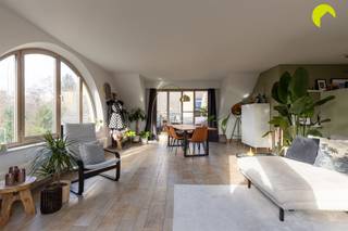 In a quiet street near the center of Wilrijk, we offer you this spacious and bright two-bedroom apartment with a lovely sunny terrace (southwest).The...
