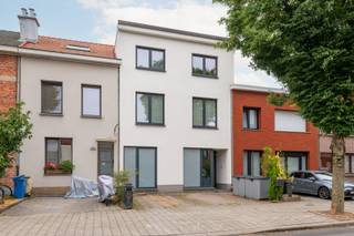 We komen in de woning via een ruimte inkomhal die naadloos overgaat in een zeer ruime living met open keuken.Grote raampartijen zorgen voor een open en warme sfeer. De leefruimte vloeit naadloos over in de prachtige, bloemrijke tuin met zonnig terras, een ideale plek voor ontspanning, gezellige diners en lange zomeravonden. De open keuken sluit perfect aan bij de leefruimte en is uitgerust met alle nodige toestellen. Dankzij de vlotte verbinding tussen keuken, eetplaats en zithoek ontstaat een aangename, huiselijke flow.-Eveneens op het gelijkvloers bevinden zich nog een ruime bureauruimte (ideaal voor thuiswerk) en een praktische wasplaats. Deze ruimte kan eveneens dienst doen als slaapkamer op het gelijkvloers, of als praktijkruimte met een aparte inkom.Een toilet en de toegang tot de zeer ruime kelder is toegankelijk via de leefruimte.Op de eerste verdieping zijn er twee grote slaapkamers, een grote dressing en een volledig uitgeruste badkamer. Op de tweede verdieping, die momenteel volledig is ingericht als zelfstandige wooneenheid, zijn er nog eens 3 slaapkamers, een keuken en een badkamer.Door het weghalen van 1 gyproc wand kan dit eenvoudig toegevoegd worden aan de rest van de woning. In totaal beschikt de volledige woning dus over minimum 5 slaapkamers, 2 badkamers, een praktijkruimte/bureau, en een oprit voor 2 auto's.Deze residentiële buurt staat bekend om haar rustige, familiale karakter en aangename leefomgeving, met scholen, winkels, parken en openbaar vervoer op korte afstand, en een vlotte verbinding naar de stad. Deze woning combineert hedendaags comfort met duurzaamheid dankzij een uitstekende energiescore A, 18 zonnepanelen en geavanceerde domoticasturing. Hier geniet je van modern wonen met lage energiekosten en optimaal gebruiksgemak. Door de vele mogelijkheden met de woning is dit een geschikt pand voor een groot gezin, een woning met de mogelijkheid om een gedeelte als zorgwoning te gebruiken, of mensen die een zelfstandige activiteit aan huis willen uitvoeren.Kortom zeker een bezoek waard.Graag een bezoek inplannen?☎️ 0472 74 03 15✉️ wim@lefevervastgoed.beWeergegeven oppervlakte is overgenomen van het EPC en louter indicatief.