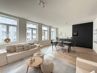Stijlvol duplexappartement (117m²) in een volledig gerestaureerd en statig herenhuis (vernieuwbouw). De residentie straalt niet alleen karakter...