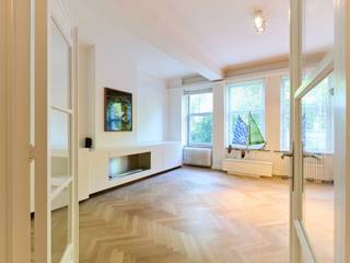 Face à l’élégance intemporelle de l’Abbaye de la Cambre, au rez d’un immeuble de caractère, s’ouvre un élégant appartement rénové avec goût, accompagné d'un studio indépendant de ± 48 m² d'une superficie brute selon PEB de 186 m². <br /><br />L'appartement s'ouvre sur un spacieux hall d'entrée, avec vestiaire et toilettes invités, un living avec feu au gaz et un espace bureau ou salon TV séparé. La cuisine, entièrement équipée, se prolonge en une salle à manger, s’ouvrant sur un patio. Côté nuit, la suite parentale avec dressing et salle de bain complète, une seconde chambre avec salle de douche et dressing. Une large terrasse et un jardin orientés Sud/Ouest à l'arrière du bâtiment complètent l'appartement. <br /><br />Autres: Possibilité de louer un studio indépendant, rangements sur mesure, cave, emplacement de parking inclus. PEB: F pour l'appartement et PEB: E pour le studio. Charges de 250 EUR de provision pour l'entretien des communs. <br /><br />Le quartier de l'abbaye de la Cambre est un magnifique quartier typiquement bruxellois, entourée de commerces. Il offre un accès facile aux transports en commun. Il se situe non loin du centre-ville et de l'Avenue Louise.<br /><br />Pour toutes informations complémentaires, veuillez contacter Mélody Bingoni au +32 (0) 2 640 08 01.