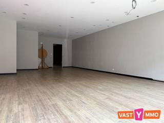 <p><span>Handels-/ kantoorruimte van 116 m² op toplocatie in hartje Brasschaat. </span></p><p><span>Bent u op zoek naar een uitstekend gelegen handels- of kantoorruimte met maximale visibiliteit? Dan is dit commercieel gelijkvloers van 116 m² precies wat u zoekt. Gelegen in het centrum van Brasschaat, op een absolute toplocatie langs de Bredabaan, geniet dit pand van een uitstekende zichtbaarheid en een constante passage van zowel voetgangers als verkeer.</span></p><p><span>De bereikbaarheid is een extra troef. Op wandelafstand bevindt zich een openbare parking en ook langs de Bredabaan is er voldoende parkeergelegenheid. Bovendien ligt een halte van het openbaar vervoer op slechts 500 meter.</span></p><p><span> </span></p><p><span>De handelsruimte is praktisch ingedeeld en omvat:</span></p><p><span>Een ruime winkel- of handelsruimte van ca. 56 m² met een aantrekkelijke etalage.</span></p><p><span>Een achterruimte met toegang tot de technische ruimte.</span></p><p><span>Een afzonderlijk bureau van ca. 14 m².</span></p><p><span>Een stockage-/archiefruimte van ca. 16 m².</span></p><p><span>Een kitchenette van ca. 10 m², uitgerust met een spoelbak.</span></p><p><span>Een apart toilet.</span></p><p><span> </span></p><p><span>Dankzij de doordachte indeling en de uitstekende commerciële ligging is dit pand uitermate geschikt voor uiteenlopende handels- kantoor- of dienstverlenende activiteiten.</span></p><p><span> </span></p>