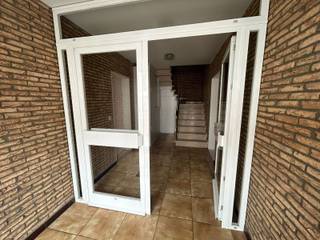 ***BEZOEKEN MET KANDIDAAT-HUURDERS WORDEN ENKEL INGEPLAND NA ONTVANGST VAN EEN VOLLEDIG INGEVULDE HUURDERSINFORMATIEFICHE. AFSPRAKEN KUNNEN DUS NIET TELEFONISCH GEMAAKT WORDEN. DE INFORMATIEFICHE KAN U DOWNLOADEN BIJ HET BETREFFENDE PAND OP WWW.ECHOVASTGOED.BE***<br /><br />
<p><span>Modern 2-slaapkamerappartement in het levendige centrum van Oud-Turnhout</span></p>
<p><span>Bent u op zoek naar een comfortabel en instapklaar appartement op een uitstekende locatie? Dan is dit ruime 2-slaapkamerappartement in het bruisende centrum van Oud-Turnhout zeker een bezoek waard.</span></p>
<p><span>Het appartement combineert modern wooncomfort met een centrale ligging op wandelafstand van winkels, horeca en openbaar vervoer.</span></p>
<p><span>Bij het binnenkomen betreedt u een ruime inkomhal met apart gastentoilet. De lichtrijke woonkamer met grote raampartij zorgt voor een aangename leefruimte met veel natuurlijk licht. Aansluitend bevindt zich de volledig uitgeruste keuken, die van alle comfort is voorzien. Verder is er ook een praktische berging aanwezig.</span></p>
<p><span>Het appartement beschikt over twee volwaardige slaapkamers, waarvan één toegang geeft tot een klein terras met berghok.</span></p>
<p><span>De ruime badkamer is modern ingericht en voorzien van een inloopdouche, wasmeubel, toilet en aansluiting voor de wasmachine.</span></p>
<p><span>Achteraan het gebouw bevindt zich bovendien een ruime speelweide voor kinderen, wat een extra troef vormt voor gezinnen of wie graag geniet van extra buitenruimte in een rustige omgeving.</span></p>