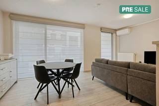 Ontdek dit instapklare en energiezuinige appartement met één slaapkamer en staanplaats, ideaal voor wie comfortabel en zorgeloos wil wonen. Het appartement beschikt over een lichtrijke leefruimte met aangename indeling, een moderne en volledig uitgeruste keuken, een ruime slaapkamer en een verzorgde badkamer.Dankzij de energiezuinige voorzieningen geniet u van een laag energieverbruik en optimaal wooncomfort. De staanplaats zorgt bovendien voor extra gemak en comfort.Gelegen op een gunstige locatie, in de nabijheid van winkels, openbaar vervoer en belangrijke invalswegen, combineert dit appartement een rustige woonomgeving met een uitstekende bereikbaarheid. Perfect als eigen woonst, startersappartement of interessante investering.