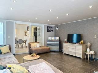 Deze halfopen woning beschikt op het gelijkvloers over een inkomhal, een prachtige woonkamer, ingerichte keuken met eetplaats,...