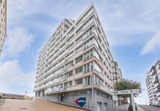 Droomt u van wonen aan zee met een adembenemend panoramisch uitzicht? Dan is dit 2 slaapkamer appartement op de tweede verdieping van Residentie Osborne precies wat u zoekt. het appartement is gelegen in het bruisende centrum van Oostende, hier geniet u dagelijks van een uniek, lateraal zicht op zee en op wandelafstand van winkels, restaurants, openbaar vervoer en alle stadsvoorzieningen. Verder beschikt het appartement over een volledig uitgeruste keuken, een verzorgde badkamer, kelder, en gemeenschappelijke fietsenberging. Bent u op zoek naar een appartement op een absolute toplocatie met een uitzonderlijk uitzicht? Neem dan vandaag nog contact met ons op voor een bezoek.