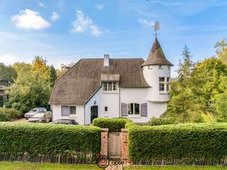 Welkom aan de Maastrichtersteenweg 269 in Hasselt.<br /><br />Unieke villa op een ruim perceel met parktuin nabij centrum Hasselt te koop.<br /><br />Stap binnen in deze charmante en ruime villa op een prachtig perceel van 24a71, waar karakter, comfort en volledige privacy samenkomen. Met haar parktuin, torenkamer en glazen uitbouw met panoramisch tuinzicht biedt deze woning een uitzonderlijke woonbeleving op een rustige ligging, vlak bij het centrum van Hasselt.<br />Troeven van deze villa te koop op een rij
<ul>
	<li><span>Perceel van 24a71 met aangelegde parktuin en boomgaard</span></li>
	<li><span>4 slaapkamers + extra multifunctionele ruimte</span></li>
	<li><span>Torenkamer met uniek karakter</span></li>
	<li><span>Lichtrijke leefruimte met parketvloer en open haard</span></li>
	<li><span>Glazen eetruimte met panoramisch zicht op de tuin, met airco &amp; verwarming</span></li>
	<li><span>Volledig uitgeruste keuken met granieten werkblad en kwalitatieve toestellen</span></li>
	<li><span>2 badkamers + apart gastentoilet</span></li>
	<li><span>Volledig onderkelderd met o.a. dubbele garage, wasplaats, wijnkelder, hobbyruimte en stockage</span></li>
	<li><span>Houten tuinberging, kiosk en open carports</span></li>
	<li><span>Ruime oprit met dubbele poort en veel parkeergelegenheid</span></li>
	<li><span>EK conform</span></li>
	<li><span>Asbestveilig</span></li>
	<li><span>Rustige ligging, dicht bij het centrum van Hasselt</span></li>
	<li><span>Mogelijkheid tot uitbreiding of bijbouw</span></li>
</ul>
Interesse in deze bijzondere villa in Hasselt?<br />Contacteer ons voor een bezoek en ontdek zelf de charme en het potentieel van deze unieke eigendom.<br /><br />Optie M vastgoed I carine@optie-m.be I 0478/41 58 70.<br /><br />Benieuwd naar de waarde van jouw woning? Neem vrijblijvend contact met ons op via bovenstaande gegevens, we helpen je graag verder.<br /><br />Stedenbouwkundige inlichtingen: VG, Wg, GVV, Gmo