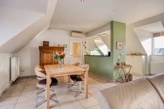Instapklaar en lichtrijk appartement met 2 slaapkamers en een ruim zonnig terras in het centrum Herenthout. <br /><br />Het energiezuinige appartement met omkeerbare airco is gelegen op de derde verdieping en geniet van 111 m² bewoonbare oppervlakte. Het beschikt verder over een volledig uitgeruste keuken, moderne badkamer en 2 slaapkamers. Dit appartement ligt pal in het centrum en biedt vele mogelijkheden.<br /><br />Indeling:<br />- Gepantserde inkomdeur.<br />- Inkomhal met apart toilet, lichtrijke woonkamer met toegang tot groot zonnig terras van 84 m² waar het in de zomer gezellig vertoeven is. Het terras kan ook afgeschermd worden met screens voor volledig privacy.<br />- Een praktische keuken met alle comfort, ruime berging/wasplaats.<br />- Moderne badkamer met douche en lavabo<br />- 1 grote slaapkamer met eveneens toegang tot terras<br />- Tweede slaapkamer of dressing<br />- Een inpandige parkeerplaats en 2 kelderbergingen verplicht aan te kopen <br />Bereikbaar via trap of lift.<br /><br />Plan gerust een bezoek in via Dewaele.com en ontdek zelf alle troeven van dit appartement.<br /><br />De algemene voorwaarden van Dewaele DIY kunt u steeds raadplegen via dewaele.com.