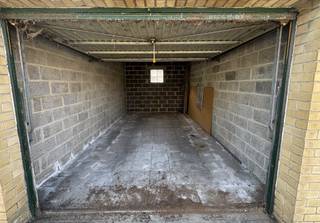 Op een uitstekende locatie nabij de Kuipersstraat en Glazeniersstraat, vindt u deze ruime garagebox. Veilig, makkelijk toegankelijk en ideaal voor het stallen van uw voertuig, het opbergen van spullen of als investering met een aantrekkelijk rendement.<br /><br />Highlights:<br /><br />Centrale ligging in Roeselare<br />Geschikt voor privégebruik of verhuur<br />Goede bereikbaarheid en vlotte in- en uitrit<br /><br />Een praktische en rendabele opportuniteit die u niet mag missen!