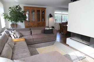 Deze magnifieke halfopen woning geniet van een uitstekende ligging, vlakbij de op- en afrit van de E40 en met een vlotte verbinding naar...
