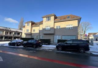 Ruim gelijkvloers appartement, omvattende inkomhal, bureelruimte, leefruimte, keuken (dampkap, kookplaat, oven en frigo met vriesvak), apart...