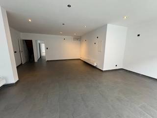 <br />Deze charmante gezinswoning met handelsruimte kreeg in 2022 een grondige vernieuwing en straalt vandaag modern wooncomfort en praktische functionaliteit uit.<br />Een eigendom met tal van troeven — instapklaar, lichtrijk en energiezuinig — perfect voor wie wonen en werken wil combineren.<br /><br /><strong>Indeling</strong><br /><br /><strong>Gelijkvloers:</strong><br />Bij het binnenkomen bevindt zich een handelsgedeelte met aansluitende opslagruimte.<br />Achteraan vind je een ruime, gezellige leefruimte met veel natuurlijke lichtinval, grenzend aan een volledig vernieuwde en uitgeruste open keuken.<br />Daarnaast is er een grote berging met kleine zolder, bereikbaar via een vaste trap, en een apart gastentoilet.<br />Vanuit de leefruimte stap je uit op een prachtig vernieuwd bankirai-terras, met aansluitend een omheinde tuin en praktisch tuinhok.<br />De garage beschikt over een sectionale poort met codebediening.<br /><br /><strong>Verdieping:</strong><br />Op de eerste verdieping bevinden zich drie ruime slaapkamers, allemaal voorzien van nieuwe vloerbekleding en rolluiken.<br />De centraal gelegen badkamer werd stijlvol ingericht met een ligbad, inloopdouche, dubbele wastafel en hangtoilet.<br />Een aparte wasruimte biedt plaats voor wasmachine, droogkast en is uitgerust met een uitgietbak.<br /><br /><strong>Kelder:</strong>
<ul>
<li>Droge kelder, ideaal voor extra bergruimte.</li>
<li>Technische kenmerken en comfort</li>
<li>Elektrische installatie vernieuwd in de handelsruimte en stockageruimte</li>
<li>Dag- en nachttarief aanwezig</li>
<li>Overal LED-inbouwverlichting en airconditioning</li>
<li>Nieuwe PVC-ramen met dubbele beglazing</li>
<li>Dak geïsoleerd</li>
<li>Centrale verwarming op aardgas met nieuwe condensatieketel en gasleidingen</li>
<li>Aansluiting op stadswater</li>
</ul>
<br />Prijs: 239.000€<br />KI: 714€<br />EPC: E <br />Perceel opp: 391m²<br />Bewoonbare opp: 199m²<br /><br />✨ Pluspunten:<br />Recent gerenoveerd – instapklaar – lichtrijke woonruimtes – energiezuinige technieken – praktische indeling – aangename tuin en terras – handelsgedeelte met potentieel<br /><br />Wilt u graag een bezoek inplannen? <br />056 61 11 11 - waregem@demeester.be