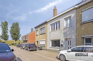 Deze instapklare woning bevindt zich in een doodlopende straat nabij de Gouwelozedijk (wandel- en fietspad) en de hondenloopweide. De Ganzestraat ligt op enkele passen van het Maria Hendrikpark, de oprit van de A10 en op nog geen 3 km van het station en het centrum van Oostende.<br />De huidige eigenaars hebben reeds verschillende vernieuwingen uitgevoerd zoals: nieuwe badkamer geïnstalleerd, centrale verwarming geplaatst, nieuwe veranda-uitbouw, nieuwe vloeren op het gelijkvloers, diverse ramen vernieuwd, zonnepanelen geplaatst (met thuisbatterij van 5kW), waterontharder geplaatst,...<br />De woning is ingedeeld als volgt:<br />- gelijkvloers: inkomhal, gastentoilet, grote woonkamer met open keuken, lichtrijke veranda-uitbouw met voorraadkamer, gezellig terras en zonnige, onderhoudsvriendelijke tuin;<br />- eerste verdieping: nachthal, 2 slaapkamers, badkamer met douche en dubbel lavabomeubel, wasruimte en apart toilet;<br />- tweede verdieping; 2 slaapkamers en zolderruimte.<br />Vanuit de keuken heeft men toegang tot de droge kelder.<br />De woning is bovendien voorzien van rolluiken.<br />Kom zelf de vele troeven van dit huis ontdekken en maak snel je afspraak!