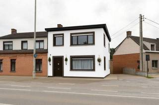 Te renoveren woning in Grobbendonk, ideaal voor gezinnen of als investering! Met 2 ruime slaapkamers en een dressing/kinderkamer, en een te...