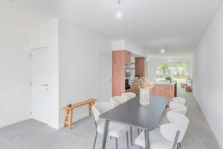 <p>Deze instapklare woning in het project Mart Garden is meteen beschikbaar bij akte. Je hoeft niet te wachten en kunt snel genieten van het moderne comfort en de duurzame technieken die de woning te bieden heeft. De woning beschikt over een lichtrijke leefruimte, waarbij de goed uitgeruste keuken centraal staat. Op de verdieping vind je drie ruime slaapkamers en een badkamer met zowel een ligbad als een douche, wat zorgt voor extra comfort.</p>
<p>Deze BEN 20-woning is uitgerust met zonnepanelen, vloerverwarming, geothermie en een ventilatiesysteem type D, waardoor je profiteert van een uitzonderlijk laag energieverbruik. Bovendien is de woning volledig vrijgesteld van onroerende voorheffing gedurende de eerste vijf jaar, wat een extra financieel voordeel oplevert.</p>
<p>De woning komt bovendien in aanmerking voor het verlaagd btw-tarief van 6%, wat een aanzienlijke besparing kan opleveren. Dit maakt het een bijzonder voordelige kans om een moderne, energiezuinige woning aan te schaffen.</p>
<p>Er is een extra berging en parkeerplaats beschikbaar, die je kunt bijkopen voor € 19.800 excl. kosten. Dit zorgt voor voldoende opslagruimte en parkeercomfort.</p>
<p>Deze woning is gelegen in een rustige en groene omgeving en biedt een ideale woonoplossing voor wie snel wil verhuizen naar een moderne, energiezuinige woning. Mis deze unieke kans niet om direct in te trekken in een van de laatste beschikbare woningen van Mart Garden. Plan snel een afspraak met onze nieuwbouwspecialist en ontdek alles wat deze woning te bieden heeft.</p>