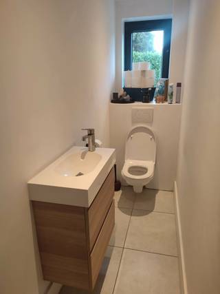 Wonen in alle rust. Alleenstaande ruime woning, volledig gerenoveerd in 2020. <br />Het ligt in een rustige, doodlopende straat op een perceel van 850 m2. Zuid-West gerichte tuin.<br /><br />Op het gelijkvloers is er de ruime inkomhal, een lichtrijke open ruimte van liefst 100 m2, bestaande uit woonkamer, keuken en eetkamer. Er is een schuifraam met driedubbele beglazing, 8 meter breed, die langs beide kanten openschuift naar het grote terras en de zonnige tuin.<br />De eyecatcher in de woonkamer is een gezellige moderne gashaard (het merk Bellfire) En er is airco. <br /><br />De moderne keuken heeft een groot eiland met plaats voor 3 barkrukken, een inductiekookplaat, vaatwasmachine, twee ingebouwde koelkasten en een diepvries.<br /><br />Er is een ruime badkamer met inloopdouche, twee lavabo's en plaats voor was-en droogmachine. Aansluiting voor het ligbad is aanwezig, alsook de thermostaatkraan (nog in verpakking). Apart toilet. <br /><br />Op de ganse beneden verdieping is er vloerverwarming. <br /><br />In de woning is er op het gelijkvloers tevens een goed draaiende AIRBNB. <br />Deze is 100% privé en bestaat uit :<br /><br />Een eigen oprit<br />Aparte inkom<br />Badkamer met toilet, douche, en wastafel<br />Keukentje met inductieplaat en koelkast.<br />Woonkamer met het schuifraam naar de afgescheiden voortuin.<br />Ruime slaapkamer.<br />(De Airbnb kan GEMEUBILEERD verkocht worden) De jaarlijkse opbrengst van de Airbnb over de afgelopen 5 jaar wordt u medegedeeld bij uw bezichtiging. <br />Deze airbnb ruimte kan ook als kantoor - of praktijkruimte gebruikt worden.<br /><br /><br />Op de verdieping :<br /><br />SLPK 1 : 32 m2 met airco<br />SLPK 2 : 32 m2 met airco <br />SLPK 3 : 12 m2 <br />SLPK 4 : 12 m2<br /><br />Dressing 12 m2<br />Badkamer 12 m2 (wastafel, toilet en er ligt een aansluiting voor een douche)<br /><br />In de zonnige zuidwest gerichte tuin is er een groot terras aan het huis. Het tuinhuis is in baksteen, met een overkapping, overgaand in een tweede terras. <br /><br />Er is ook een kleine kelder, ideaal voor nog extra bergruimte.<br /><br />EPC B -label, 191.<br /><br />Er zijn zonnepanelen met een jaarlijkse opbrengst van 5200 kW.