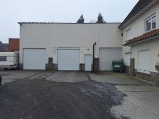 Atelier van ca. 922m² met burelen van ca. 65m² en private voorliggende parking.Specificaties linker atelier van in totaal ca. 429m²:- vrije...