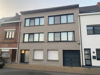 RUIM EN GEZELLIG APPARTEMENT 116M² MET 3 SLAAPKAMERS2de verdieping - ligging nabij centrum met vlotte bereikbaarheid via A12, N16, N17 en E19Ruime...