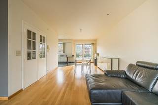 Deze ruime bel-etagewoning is gelegen in de Narcisstraat, een doodlopende straat in een rustige woonomgeving in Merksem. Aan de achterzijde beschikt de woning over een tuin met terras, die uitgeeft op een groen openbaar domein, wat een open gevoel geeft en extra speelruimte biedt voor kinderen.<br /><br />De woning beschikt over drie volwaardige slaapkamers en biedt een functionele indeling met voldoende ruimte voor comfortabel wonen. Het pand bevindt zich in een goede staat, maar kan licht worden opgefrist, waardoor u het geheel eenvoudig naar eigen smaak kunt aanpassen. Technisch is de woning voorzien van dubbele beglazing en behaalt zij een EPC-score C, wat zorgt voor een gunstige energetische basis.<br /><br />De ligging vormt een duidelijke meerwaarde. Op ongeveer 150 meter (± 2 minuten wandelen) bevindt zich een school. Daarnaast zijn er in de directe omgeving verschillende parken (park van Runcvoort), sportfaciliteiten en culturele voorzieningen, waaronder een cultuurcentrum. Ook openbaar vervoer en winkels zijn vlot bereikbaar.<br /><br />Een interessante opportuniteit voor wie op zoek is naar een ruime gezinswoning in een rustige straat met een goede bereikbaarheid en voorzieningen in de nabije omgeving.<br /><br />Troeven:
<ul>
	<li>Gelegen in een <strong>doodlopende straat</strong>, rustige en kindvriendelijke woonomgeving in Merksem;</li>
	<li><strong>Tuin met terras</strong> grenzend aan groen openbaar domein;</li>
	<li><strong>Ruime woning in</strong> <strong>goede staat</strong> met praktische indeling en tal van mogelijkheden;</li>
	<li><strong>Drie volwaardige slaapkamers;</strong></li>
	<li><strong>EPC-score C;</strong></li>
	<li><strong>School op wandelafstand</strong> (± 150 meter);</li>
	<li><strong>Vlotte bereikbaarheid</strong> van openbaar vervoer en winkels;</li>
</ul>
<br />Neem snel contact op voor meer informatie of een bezoek ter plaatse.<br />📞 +32 489 55 79 90<br />📧 immo@fidimco.be