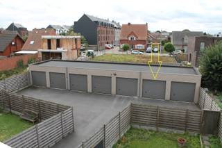 Uiterst verzorgd, kwalitatief en ruim appartement pal in centrum van Ooigem.<br />Het appartement bevindt zich op de tweede verdieping en is uiteraard zowel met de trap als met de lift bereikbaar.<br />Bouwjaar 2012<br /><br />Alle comfort op wandelafstand: apotheek, bakker, slager, frituur, kine, lagere school, sportcentrum, bib,....<br /><br />Het appartement is ingedeeld als volgt:<br />Inkomhal met gastentoilet, ruimte en lichtrijke living (eetplaats en zithoek) met open keuken.<br />Een zeer grote berging, badkamer met toilet, douche en lavabomeubel.<br />Twee grote slaapkamers en een kleinere kamer.<br />Er is een garage inbegrepen (de 2e van rechts) die goed bereikbaar is en perfect gelegen om makkelijk in en uit te manoeuvreren. De garagekoer is afgesloten van de openbare weg met een automatische poort.<br /><br />- Kwalitatief en traditioneel gebouwd.<br />- Ruim terras<br />- Vol-kern deuren<br />- CV op aardgas<br />- Groot schuifraam (met vliegenhor) naar het terras<br />- 110m² bewoonbare oppervlakte<br />- Kleinschalige en recente residentie<br />- energiezuinig