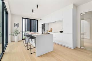 <p>Met Graaf van Vlaanderen heeft de stad Gent er een nieuwe parel bij. Op De Zuid - zoals ze het in de Gentse volksmond zeggen, aan het Zuidpark, vind je dit unieke nieuwbouwproject. De zes woningen met terras en patio zijn afgewerkt met de meest hoogwaardige materialen. De woonunits bevinden zich rondom een aangelegde binnentuin, waar je in het midden van de bedrijvige binnenstad rust en comfort vindt. Graaf van Vlaanderen is gelegen in het hart van de stad, waar jong en oud hun gading vinden met ontelbare ontspannings- en ontdekkingsmogelijkheden. Of je nu wil uit eten, een dagje wilt shoppen, de stad wilt ontdekken of cultuur wilt opsnuiven. De vlotte bereikbaarheid met zowel het openbaar vervoer, de auto als de fiets, maakt van Graaf van Vlaanderen dé plek van uitstek om royaal te genieten van wooncomfort. Het project omvat 6 lichtrijke en ruime nieuwbouwwoningen met 3 slaapkamers, 2 badkamers, patio en terras op de verdieping. De woningen zijn volledig afgewerkt met hoogwaardige materialen en te bezoeken op afspraak! Contacteer ons snel en ontvang als eerste de informatie. 6 % btw mogelijk.</p>