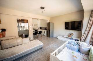 Op rustige, residentiële ligging nabij strand, shopping, openbaar vervoer en Wellington renbaan, vinden we residentie Willem I terug. In deze kleinschalige residentie bevindt zich op de eerste verdieping dit lichtrijk twee slaapkamer appartement terug. <br />Deze omvat een inkomhal, ruime woonkamer met half open ingerichte keuken, twee slaapkamers, knusse badkamer en balkon op volledige breedte van het appartement.<br /><br />Hiernaast bieden wij u deze opportuniteit aan met een privatieve kelder en garagebox in de residentie. <br />Gunstig epc, blanco keuring elektriciteit, recente hoogrendementsketel,.. kortom ideale investering! <br />Momenteel is dit appartement verhuurd, zodoende ideaal als <br /><br />Het appartement is momenteel verhuurd, perfect als opbrengsteigendom, startersappartement of uw tweede verblijf nabij strand en zee. <br /><br />Maak nu uw afspraak 059/43.43.00 of info@vastgoedvanhoye.be