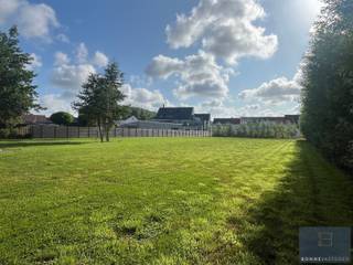Bent u op zoek naar een plaats voor uw droomwoning op een locatie met grote tuin? Mis deze kans niet!<br /><br />Op dit ZUIDWEST GERICHT perceel bouwgrond kunt uw eigen droomwoning laten ontwerpen.<br /><br />Hoewel u zich in het midden van Kleit/Maldegem bevindt met alle faciliteiten vandien, geniet u er van volledige privacy dankzij de bomenrij knotwilgen.<br /><br />Daarnaast is er een vlotte verbinding met de N49 in Maldegem en de E40 via Aalter.<br /><br />Contacteer Bonne Vastgoed 7 op 7 voor meer info of bezoek via 0468104040 of info@bonnevastgoed.be
