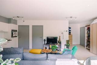 <p><span>GENT CENTRUM - Instapklare studio met zonnig terras en gunstig EPC</span></p><p><span> </span></p><p><span>Gelegen op het gelijkvloers, treffen we deze lichtrijke en instapklare studio met ruim terras vlakbij de Kinepolis.</span></p><p><span>Ideaal als starters- of investeringseigendom met een vlotte verbinding naar de Binnenstad, studentencampussen en invalswegen.</span></p><p><span> </span></p><p><span>De belangrijkste troeven in een notendop: </span></p><ul><li><span>Centrale ligging in Gent met vlotte bereikbaarheid </span></li><li><span>Groene omgeving </span></li><li><span>Instapklare en lichtrijk</span></li><li><span>Ruim terras van 20m²</span></li><li><span>Nabij invalswegen, openbaar vervoer en scholen</span></li><li><span>Gunstig EPC en conforme elektriciteit</span></li></ul><p><span> </span></p><p><span>Indeling:</span></p><p><span>Inkom met apart toilet, leefruimte met open ingerichte keuken, badkamer met douche, technische berging met aansluitingen wasmachine. Privatief tuintje/terras van 20m². </span></p><p><span> </span></p><p><span>Belangrijk</span><span>:</span></p><p><span>Richtprijs: 245.000 EUR </span></p><p><span>EPC: 105 kWh/m² jaa</span></p><p><span>Heden verhuurd</span></p><p><span> </span></p><p><span>Interesse? Neem contact op met Axel Lenaerts makelaars voor meer info of een bezoek ter plaatse via </span><span>09 245 24 24</span><span> of Hannelore@axellenaerts.be</span></p><p><span> </span></p>