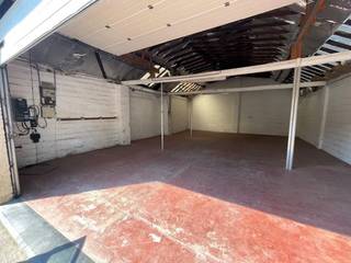 Magazijn  te huur net buiten het centrum van Mechelen.Elektriciteit aanwezig.Oppervlakte: 88 m² breedte = 11mdiepte = 8 mHoogte manuele poort: 2,5...