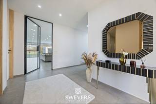 Voor meer info en foto’s, surf naar www.swevers.be – Deze recente villa (2023) in Zonhoven combineert luxe, ruimte en comfort op een perceel van...