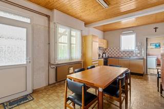 <p>Deze halfopen woning te Turnhout is gelegen op de rand van Kasterlee.</p>
<p>Dit huis biedt u een unieke mix van karakter en potentieel, en wacht op een nieuwe eigenaar om er een thuis van te maken.</p>
<p>Bij binnenkomst wordt u verwelkomd in de centraal gelegen keuken, die toegang biedt tot de lichtrijke woonkamer met aansluitend de eetkamer.</p>
<p>De wasplaats en functioneel ingerichte badkamer met douche en wastafel bevinden zich aan de achterzijde en bieden diverse mogelijkheden om deze volledig naar eigen smaak in te richten.</p>
<p>Heeft u behoefte aan extra ruimte? <br />De woning biedt de mogelijkheid om aan de achterzijde een polyvalente kamer of thuiswerkplek te creëren.</p>
<p>Op de eerste verdieping vindt u drie ruime slaapkamers, ideaal voor een gezin</p>
<p>Het perceel van 1.110m² is onderhoudsvriendelijk en biedt eventueel plaats voor dieren.</p>
<p>Deze woning, straalt karakter uit. Hoewel het huis in een goede staat verkeert, biedt het ook een uitstekende kans voor wie graag een persoonlijk stempel wil drukken en een grondige opfrissing wenst door te voeren.</p>
<p>De ligging is ongetwijfeld een van de sterke punten van deze woning. <br />Gelegen tussen Kasterlee en Turnhout, nabij scholen, openbaar vervoer, restaurants,…<br />De nabijheid van de snelwegen (E34 & E313) zorgt voor een uitstekende bereikbaarheid, terwijl u toch kunt genieten van de groene omgeving.</p>