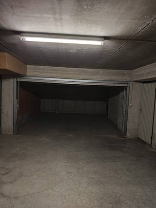 Te koop: gesloten dubbele garage in Sint-Idesbald, op korte afstand van de zeedijk. Deze ruime en volledig afgesloten garagebox bevindt zich in de...
