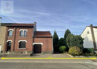 <p>De woning voorziet een mooie statige inkomhal met de houten trap die ons later naar de bovenverdieping zal leiden. De woonkamer biedt plaats voor een zitplaats alsook voor een eetkamer. Aansluitend aan deze woonkamer is er nog een mooie leefruimte met zicht op de achtertuin. Verder is op de gelijkvloerse verdieping nog een geïnstalleerde keuken, een badkamer met apart toilet en een garage.<br /><br />Op de eerste verdieping treffen we de twee grote slaapkamers en één kleine kamer. Via de centrale trappenhal begeven we ons naar de zolderverdieping dewelke eveneens kan worden omgevormd tot bijkomende woongelegenheid.<br />De kelderverdieping kan gebruikt worden als extra berging.<br /><br />Dankzij de perceelbreedte van circa. 20 meter is er parkeergelegenheid en eveneens ruime toegang tot de achtertuin. De Z-W georiënteerde tuin zorgt voor een leuk verzicht en de nodige rust.<br /><br />Ervaar zelf het potentieel dat dit huis te bieden heeft. Neem vandaag nog contact met ons kantoor voor een bezichtiging.<br /> </p>