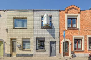 <p><strong>Ben je op zoek naar een instapklare woning in Deurne‑Noord? </strong>Deze woning past bij verschillende doelgroepen:</p><p>- Starters / jonge koppels die betaalbaar en zonder renovatiestress willen starten</p><p>- Singles / alleenstaanden die een energiezuinig, onderhoudsvriendelijk huis zoeken</p><p>- Mensen met huisdieren dankzij de afgesloten, gezellige tuin</p><p>- Investeerders die een EPC‑B woning willen met sterke verhuurmarkt. </p><p><br /></p><p><strong>De woning</strong> heeft een moderne keuken, EPC B, tuin, en een mogelijkheid tot 2e slaapkamer/bureau (zie bijgevoegd grondplan).</p><p><br /></p><p>👉 Interesse of vragen? Stuur gerust een berichtje.</p>