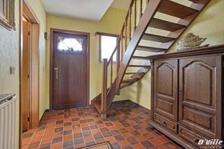 Deze charmante en verzorgde woning in een rustige, doodlopende straat in het hart van Erps-Kwerps heeft de ideale indeling en zelfs nog uitbreidingspotentieel. Gelijkvloers met ruime inkom- en traphal, gastentoilet, gezellige woon- en eetkamer met aansluitend terras, keuken en een praktische berging. Eerste verdieping beschikt over een ruime nachthal, 3 volwaardige slaapkamers en een comfortabele badkamer met douche, 2 lavabo's, toilet en bidet. Oprit, garage en een ruime zolder die perfect kan worden ingericht als extra slaapkamers of hobbyruimte.<br />Op wandelafstand van scholen, speeltuin, winkels en openbaar vervoer, op slechts 1,5 km van het station en met een vlotte verbinding naar Brussel en Leuven. Bovendien biedt een voetweg naast het huis rechtstreeks toegang tot het prachtige Silsombos, en tal van wandel- en fietsroutes.