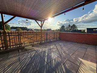 In Bergom, Herselt, bieden wij dit lichtrijke appartement aan op de tweede verdieping van een gebouw uit 2005. Met een oppervlakte van 101 m² volgens het EPC, twee slaapkamers, een terras en een lift combineert het appartement een praktische indeling met comfortabel wonen. Het pand is momenteel verhuurd aan een uitstekende huurder en is daardoor ook bijzonder interessant voor investeerders.<br />Je komt binnen via de inkomhal met ingemaakte kasten, die handige opbergruimte bieden voor jassen, schoenen en dagelijkse spullen. Het afzonderlijke gastentoilet vult de praktische indeling aan.<br />De ruime leefruimte vormt het hart van het appartement. De lichtinval en de open verbinding met de keuken zorgen voor een aangenaam ruimtelijk gevoel. Er is plaats voor zowel een gezellige zithoek als een eethoek, waardoor wonen, koken en samen tafelen mooi op elkaar aansluiten. De ingerichte keuken maakt deel uit van het geheel en laat toe om tijdens het koken contact te houden met familie of bezoek.<br />Aansluitend bevindt zich een afzonderlijke berging met wasplaats. Deze biedt ruimte voor de wasmachine, huishoudmateriaal en voorraad: een nuttige aanvulling op de aanwezige opbergmogelijkheden.<br />Het appartement beschikt over twee slaapkamers, waarvan één met een dressing. De tweede kamer kan naar behoefte worden ingericht als slaapkamer, logeerkamer of thuiskantoor. De badkamer is uitgerust met een inloopdouche en een dubbele wastafel.<br />Het terras vormt een aangename buitenruimte waar je een zitje kunt inrichten en ontspannen in de openlucht. De zonneluifel biedt beschutting tegen de zon. Bovendien is er een praktische buitenberging aanwezig.<br />Ook technisch beschikt het appartement over verschillende troeven. De verwarming gebeurt via een individuele condenserende aardgasketel. Het recente EPC bedraagt 120 kWh/m² per jaar, goed voor energielabel B. De elektrische installatie is conform en er zijn individuele meters voor water, gas en elektriciteit. De lift maakt de tweede verdieping vlot bereikbaar.<br />Voor investeerders biedt de bestaande verhuring een concreet vertrekpunt. De contractuele huurprijs bedraagt €850 per maand, vermeerderd met €50 forfaitaire gemeenschappelijke kosten. De negenjarige huurovereenkomst ging in op 7 november 2025. De combinatie van een uitstekende huurder, een praktische indeling en een gunstig EPC-label maakt dit appartement een interessante vastgoedbelegging.<br /> 