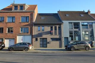 In een rustige straat in Zeebrugge bevindt zich deze recent gebouwde woning die uitblinkt in comfort, licht en energiezuinigheid.Op het gelijkvloers...