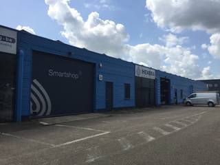 - magazijnruimte 290m²- moderne kantoorruimte- nabij oprit/afrit E313- voldoende parking- automatische sectionale poort (4 m hoog)- kantoorruimte met...