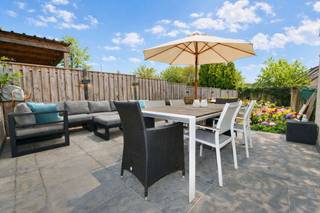 Gelegen in het hart van het charmante Eeklo, biedt deze prachtige woning met vier slaapkamers, drie garages, terras en een zonnige tuin, een...